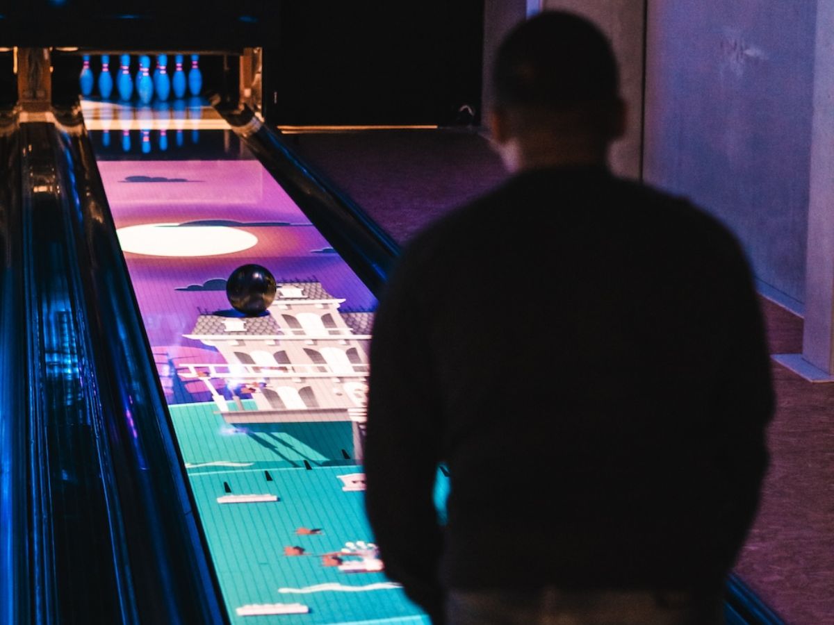 Jonge groep speelt SPARK bowlen bij Bowling Almere
